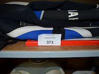 Wetsuit yamaha, draagtas harley davidson, draadloze barbecue thermometer, voetbad, nageldroger, 6 tennisraketten, dartsbord, karton keukengerief - afbeelding 2 van  8