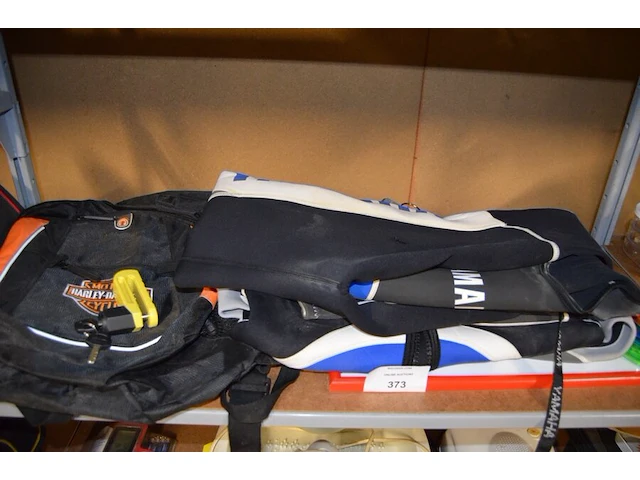 Wetsuit yamaha, draagtas harley davidson, draadloze barbecue thermometer, voetbad, nageldroger, 6 tennisraketten, dartsbord, karton keukengerief - afbeelding 3 van  8