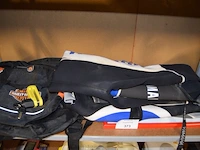 Wetsuit yamaha, draagtas harley davidson, draadloze barbecue thermometer, voetbad, nageldroger, 6 tennisraketten, dartsbord, karton keukengerief - afbeelding 3 van  8