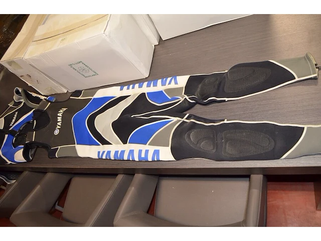 Wetsuit yamaha, draagtas harley davidson, draadloze barbecue thermometer, voetbad, nageldroger, 6 tennisraketten, dartsbord, karton keukengerief - afbeelding 4 van  8