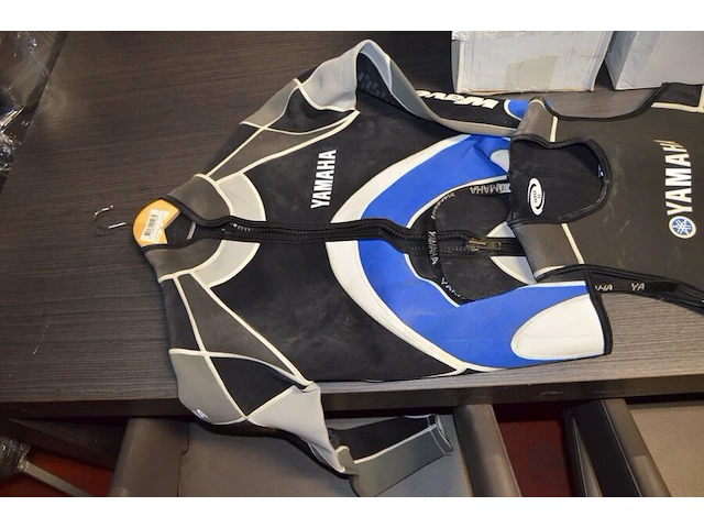 Wetsuit yamaha, draagtas harley davidson, draadloze barbecue thermometer, voetbad, nageldroger, 6 tennisraketten, dartsbord, karton keukengerief - afbeelding 5 van  8