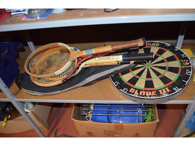 Wetsuit yamaha, draagtas harley davidson, draadloze barbecue thermometer, voetbad, nageldroger, 6 tennisraketten, dartsbord, karton keukengerief - afbeelding 7 van  8