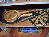 Wetsuit yamaha, draagtas harley davidson, draadloze barbecue thermometer, voetbad, nageldroger, 6 tennisraketten, dartsbord, karton keukengerief - afbeelding 7 van  8