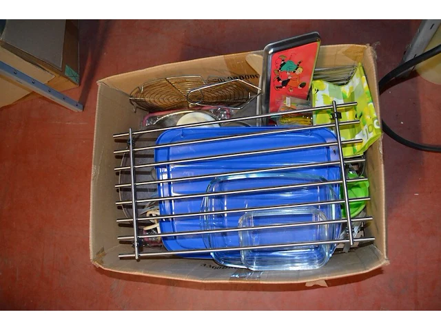 Wetsuit yamaha, draagtas harley davidson, draadloze barbecue thermometer, voetbad, nageldroger, 6 tennisraketten, dartsbord, karton keukengerief - afbeelding 8 van  8