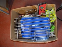 Wetsuit yamaha, draagtas harley davidson, draadloze barbecue thermometer, voetbad, nageldroger, 6 tennisraketten, dartsbord, karton keukengerief - afbeelding 8 van  8