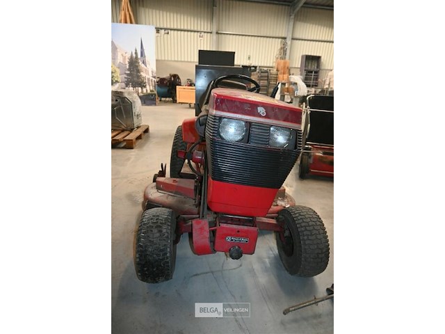 Wheel horse tuintractor met opveegbak en schaaf - afbeelding 3 van  14