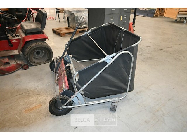 Wheel horse tuintractor met opveegbak en schaaf - afbeelding 5 van  14