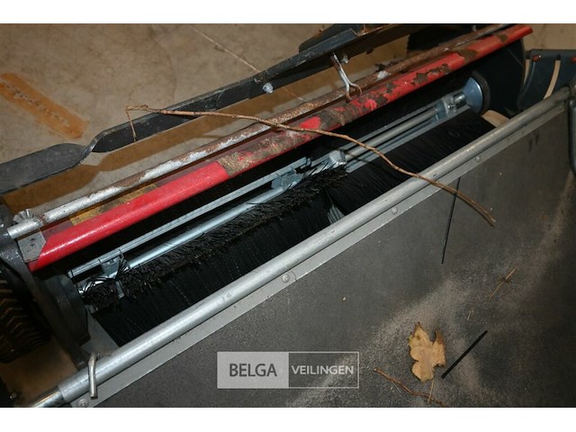 Wheel horse tuintractor met opveegbak en schaaf - afbeelding 6 van  14