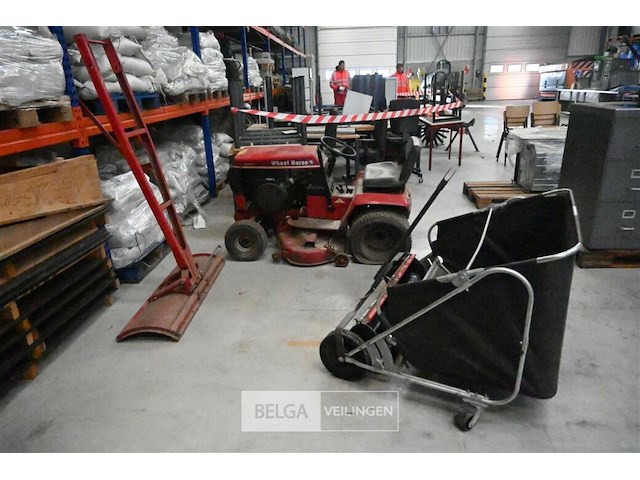 Wheel horse tuintractor met opveegbak en schaaf - afbeelding 1 van  14