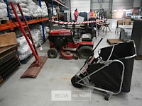 Wheel horse tuintractor met opveegbak en schaaf - afbeelding 1 van  14