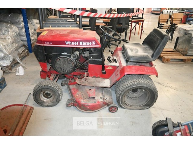 Wheel horse tuintractor met opveegbak en schaaf - afbeelding 7 van  14