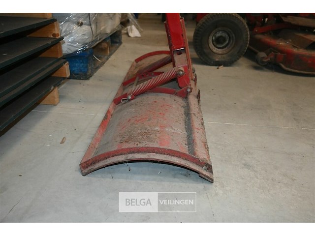 Wheel horse tuintractor met opveegbak en schaaf - afbeelding 10 van  14