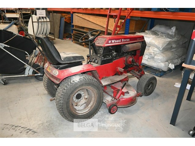 Wheel horse tuintractor met opveegbak en schaaf - afbeelding 12 van  14