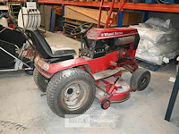 Wheel horse tuintractor met opveegbak en schaaf - afbeelding 12 van  14