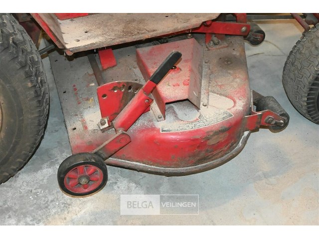 Wheel horse tuintractor met opveegbak en schaaf - afbeelding 13 van  14