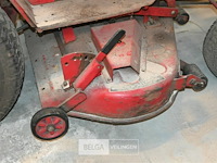 Wheel horse tuintractor met opveegbak en schaaf - afbeelding 13 van  14