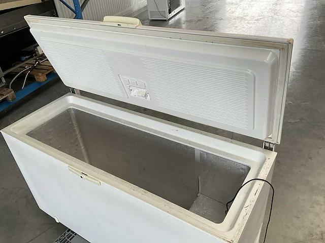 Whirlpool diepvriezer koffermodel 365 liter - afbeelding 1 van  6
