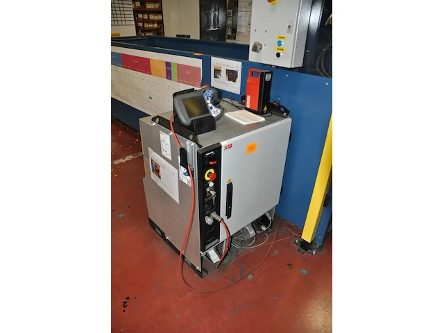 White small robot abb - afbeelding 3 van  4