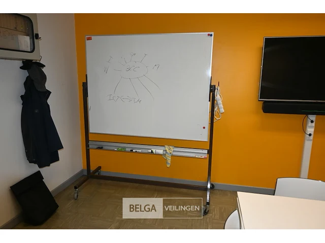 Whiteboard op wieltjes - afbeelding 1 van  4