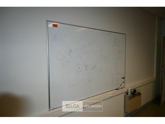 Whiteboard - afbeelding 1 van  3