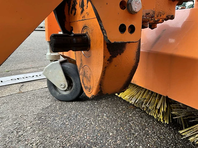 Wiedenmann combi clean 2600 onkruidborstel - afbeelding 10 van  10