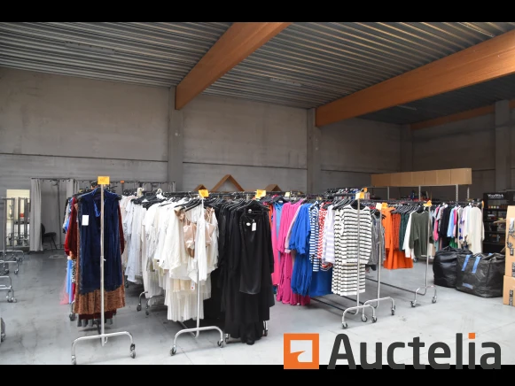 Winkel meubilair en kleding voorraad - faillissement tisha (2452)