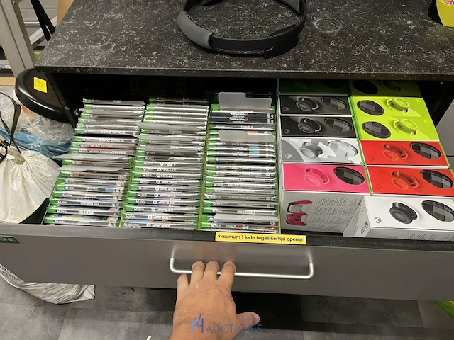 Winkelvoorraad en inrichting game mania antwerpen - afbeelding 399 van  513