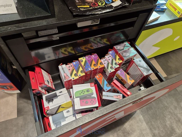 Winkelvoorraad en inrichting game mania antwerpen - afbeelding 477 van  513