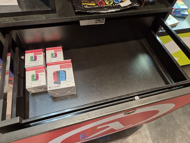 Winkelvoorraad en inrichting game mania antwerpen - afbeelding 479 van  513