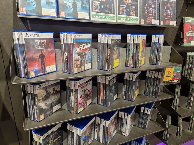 Winkelvoorraad en inrichting game mania antwerpen - afbeelding 504 van  513