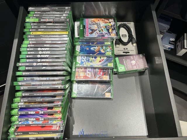 Winkelvoorraad en inrichting game mania genk - afbeelding 51 van  98