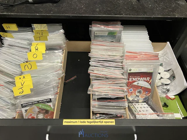 Winkelvoorraad en inrichting game mania genk - afbeelding 84 van  98