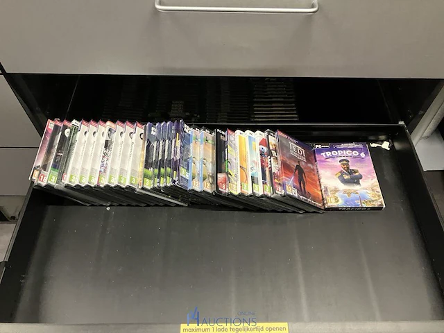 Winkelvoorraad en inrichting game mania genk - afbeelding 85 van  98