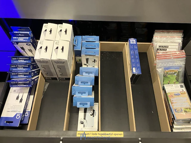 Winkelvoorraad en inrichting game mania genk - afbeelding 92 van  98