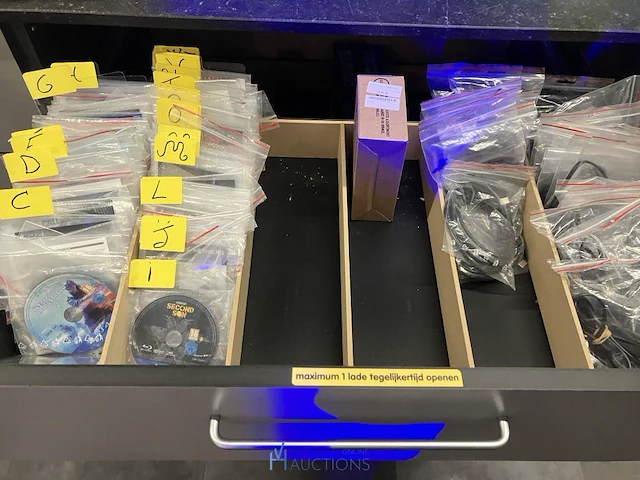 Winkelvoorraad en inrichting game mania genk - afbeelding 94 van  98