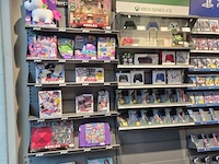 Winkelvoorraad en inrichting game mania kortrijk - afbeelding 18 van  328