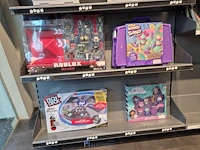 Winkelvoorraad en inrichting game mania kortrijk - afbeelding 21 van  328