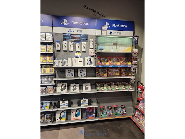 Winkelvoorraad en inrichting game mania kortrijk - afbeelding 36 van  328