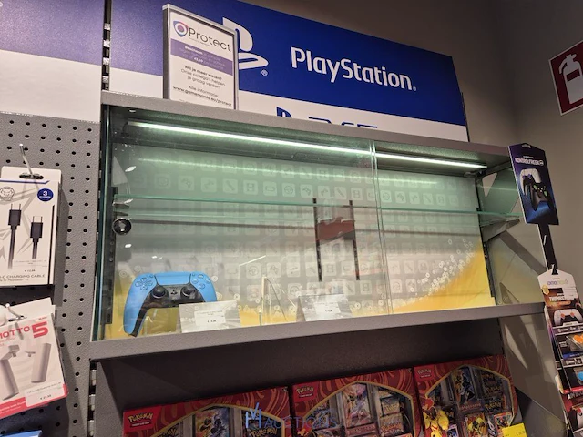 Winkelvoorraad en inrichting game mania kortrijk - afbeelding 44 van  328