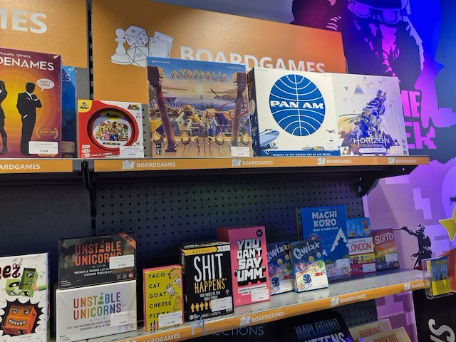 Winkelvoorraad en inrichting game mania kortrijk - afbeelding 107 van  328