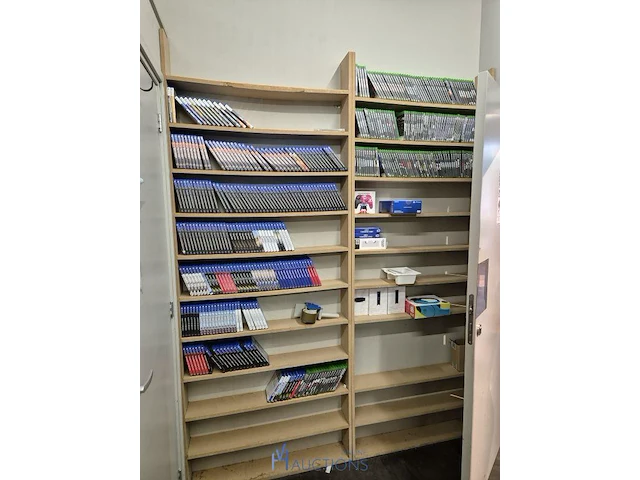 Winkelvoorraad en inrichting game mania kortrijk - afbeelding 189 van  328