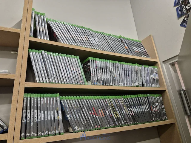 Winkelvoorraad en inrichting game mania kortrijk - afbeelding 194 van  328