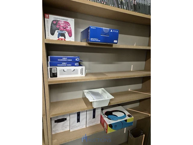 Winkelvoorraad en inrichting game mania kortrijk - afbeelding 195 van  328