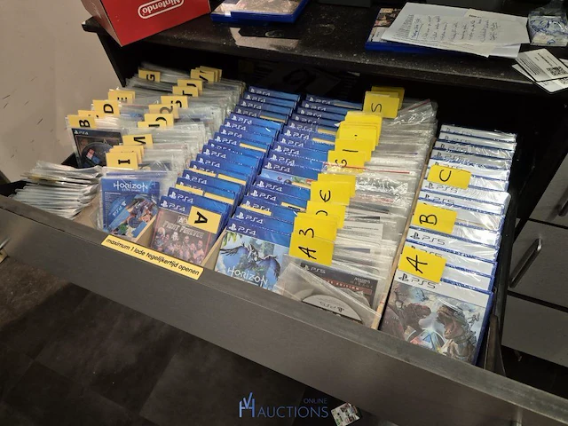 Winkelvoorraad en inrichting game mania kortrijk - afbeelding 214 van  328