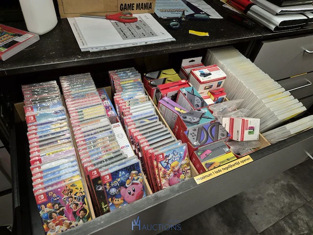 Winkelvoorraad en inrichting game mania kortrijk - afbeelding 217 van  328
