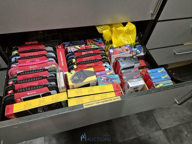 Winkelvoorraad en inrichting game mania kortrijk - afbeelding 219 van  328
