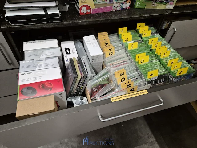 Winkelvoorraad en inrichting game mania kortrijk - afbeelding 228 van  328