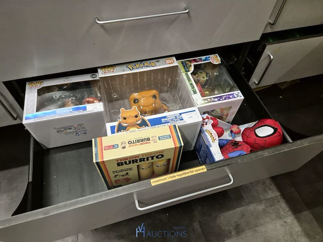 Winkelvoorraad en inrichting game mania kortrijk - afbeelding 233 van  328