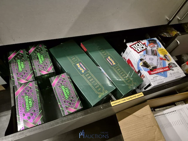 Winkelvoorraad en inrichting game mania kortrijk - afbeelding 243 van  328