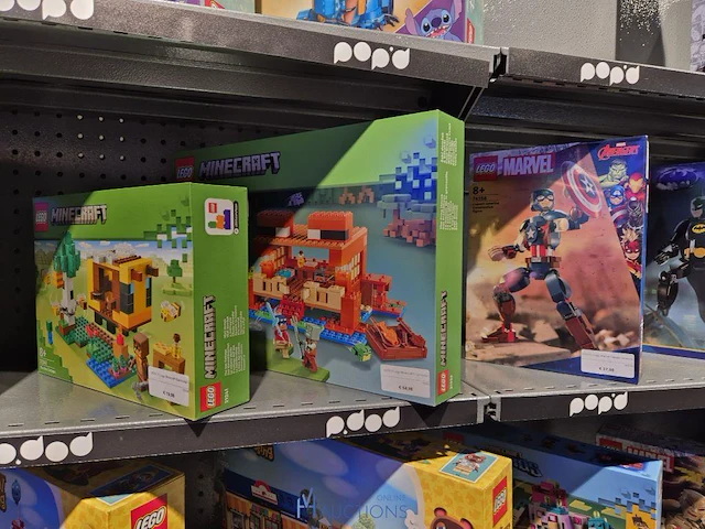 Winkelvoorraad en inrichting game mania kortrijk - afbeelding 257 van  328